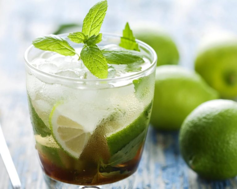 Mojito à la Menthe Fraîche, Recette de Mojito à la Menthe, Préparation Mojito à la Menthe, Boisson Rafraîchissante à la Menthe, Cocktails Estivaux Menthe, Comment Faire un Mojito, Ingrédients Mojito à la Menthe, Boisson Alcoolisée à la Menthe, Cocktails Classiques Menthe, Mojito Maison à la Menthe, Boissons d'Été à la Menthe, Méthode de Préparation Mojito, Mojito Cubain à la Menthe, Recette de Cocktails Menthe, Boisson Alcoolisée Rafraîchissante, Été et Mojito à la Menthe, Citron Vert et Menthe Fraîche, Déguster un Mojito, Boissons Estivales Rafraîchissantes, Verre de Mojito à la Menthe, Apéritif d'Été à la Menthe, Mojito et Canne à Sucre, Cocktails Légers Menthe, Cocktails avec Menthe