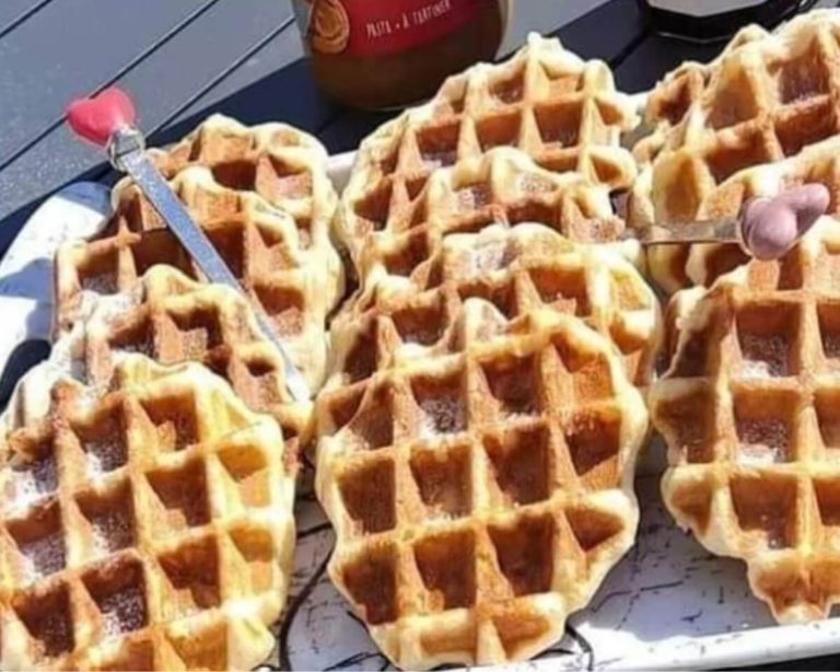 Recette de gaufres liégeoises, Gaufres de Liège authentiques, Comment faire des gaufres liégeoises, Ingrédients pour gaufres liégeoises, Astuces pour gaufres liégeoises, Gaufres liégeoises maison, Gaufres belges liégeoises, Pâte à gaufres liégeoises, Gaufres liégeoises croustillantes, Tradition des gaufres liégeoises, Gaufres liégeoises sucrées, Gaufres liégeoises aux perles de sucre, Gaufres de Liège à la cannelle, Gaufres liégeoises au sirop, Gaufres liégeoises à la vanille, Gaufres liégeoises au chocolat, Gaufres liégeoises faciles, Gaufres liégeoises moelleuses, Gaufres liégeoises à déguster, Gaufres liégeoises et café, Gaufres liégeoises et chantilly, Gaufres liégeoises et fruits, Gaufres liégeoises en Belgique, Gaufres liégeoises à emporter, Gaufres liégeoises sans gluten.