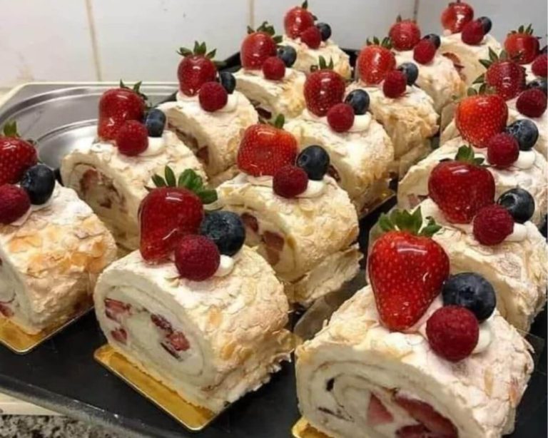 Frais aux Fraises, Dessert aux Fraises, Recette aux Fraises, Fraises Fraîches, Fraises sucrées, Fraises juteuses, Tarte aux Fraises, Confiture de Fraises, Salade de Fraises, Smoothie aux Fraises, Crème aux Fraises, Pâtisserie aux Fraises, Gâteau aux Fraises, Sorbet aux Fraises, Fraises et Chocolat, Fraises et Crème, Fraises marinées, Fraises en saison, Fraises rouges, Fraises délicieuses, Fraises savoureuses, Fraises acidulées, Fraises mûres, Fraises gourmandes, Fraises rafraîchissantes