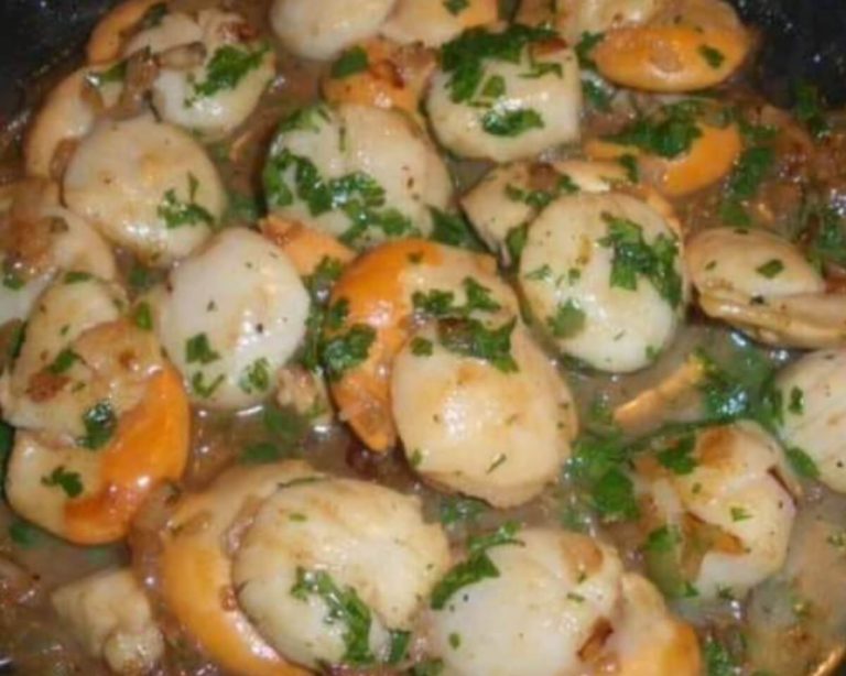 Recette de Poêlée de Coquilles Saint-Jacques, Coquilles Saint-Jacques sautées, Cuisine française aux Saint-Jacques, Préparation de Saint-Jacques à la poêle, Fruits de mer français, Spécialité de fruits de mer, Saint-Jacques à la française, Plat de poisson gourmet, Saint-Jacques fraîches, Saint-Jacques en cuisine, Repas de fruits de mer, Cuisine française traditionnelle, Coquilles Saint-Jacques délicieuses, Poisson français, Recette de fruits de mer, Saint-Jacques en poêle, Cuisine française authentique, Plat de fruits de mer raffiné, Saint-Jacques savoureuses, Cuisiner les Coquilles Saint-Jacques, Cuisine de la mer en France, Poisson français délicat, Recette française de fruits de mer, Saint-Jacques fraîchement pêchées, Plats de fruits de mer français, Préparer les Coquilles Saint-Jacques
