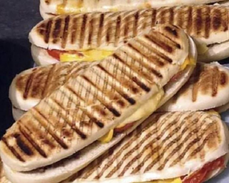 Panini au fromage façon cheese-burger, Recette de Panini façon cheese-burger, Panini à la cheese-burger, Pain à panini au fromage, Sandwich cheese-burger, Panini au cheddar, Panini au fromage fondant, Panini au fromage et steak haché, Panini maison cheese-burger, Panini au fromage américain, Pain pour Panini cheese-burger, Panini au fromage suisse, Panini gourmand façon cheese-burger, Panini au fromage et bacon, Panini au fromage grillé, Panini au fromage et oignons caramélisés, Panini au fromage et ketchup, Panini au fromage et moutarde, Panini au fromage et cornichons, Panini au fromage et salade, Panini au fromage et tomate, Panini au fromage et oignons rouges, Panini au fromage et mayonnaise, Panini au fromage et pickles, Panini au fromage et steak de bœuf.