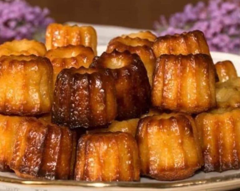 Recette de canelés, Pâtisserie française canelés, Dessert bordelais, Moule à canelés, Canelés de Bordeaux, Croûte caramélisée des canelés, Saveurs des canelés, Conseils de cuisson des canelés, Histoire des canelés, Canelés faits maison, Ingrédients des canelés, Canelés classiques, Meilleurs canelés en France, Boutique de pâtisserie canelés, Pâte des canelés, Vanille des canelés, Rhum des canelés, Canelés français traditionnels, Moules en silicone pour les canelés, Cuisson professionnelle des canelés, Extérieur croustillant des canelés, Canelés sucrés, Crème des canelés, Douceurs françaises canelés, Région bordelaise des canelés