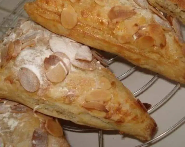 TRIANGLE FEUILLETÉ À LA CRÈME D'AMANDES